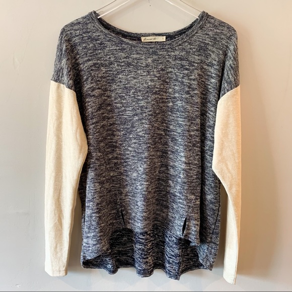 🤍Anthropologie Comme Toi Navy and Cream Slit Top - Picture 1 of 8